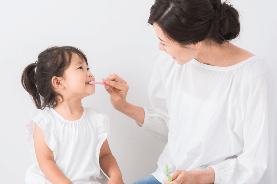 歯磨きをする親子