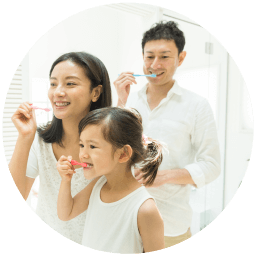 歯磨きをする家族