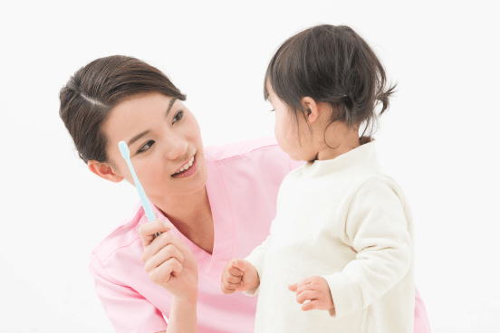 歯科衛生士と触れ合う子ども