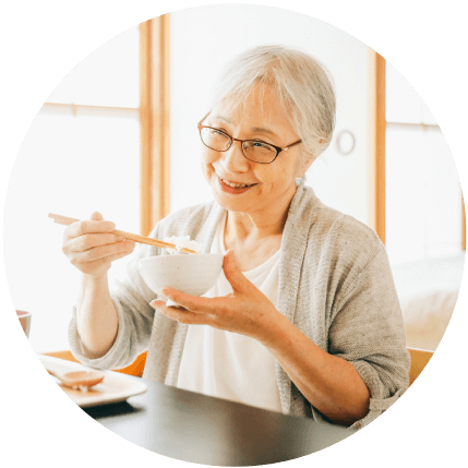 食事をする女性